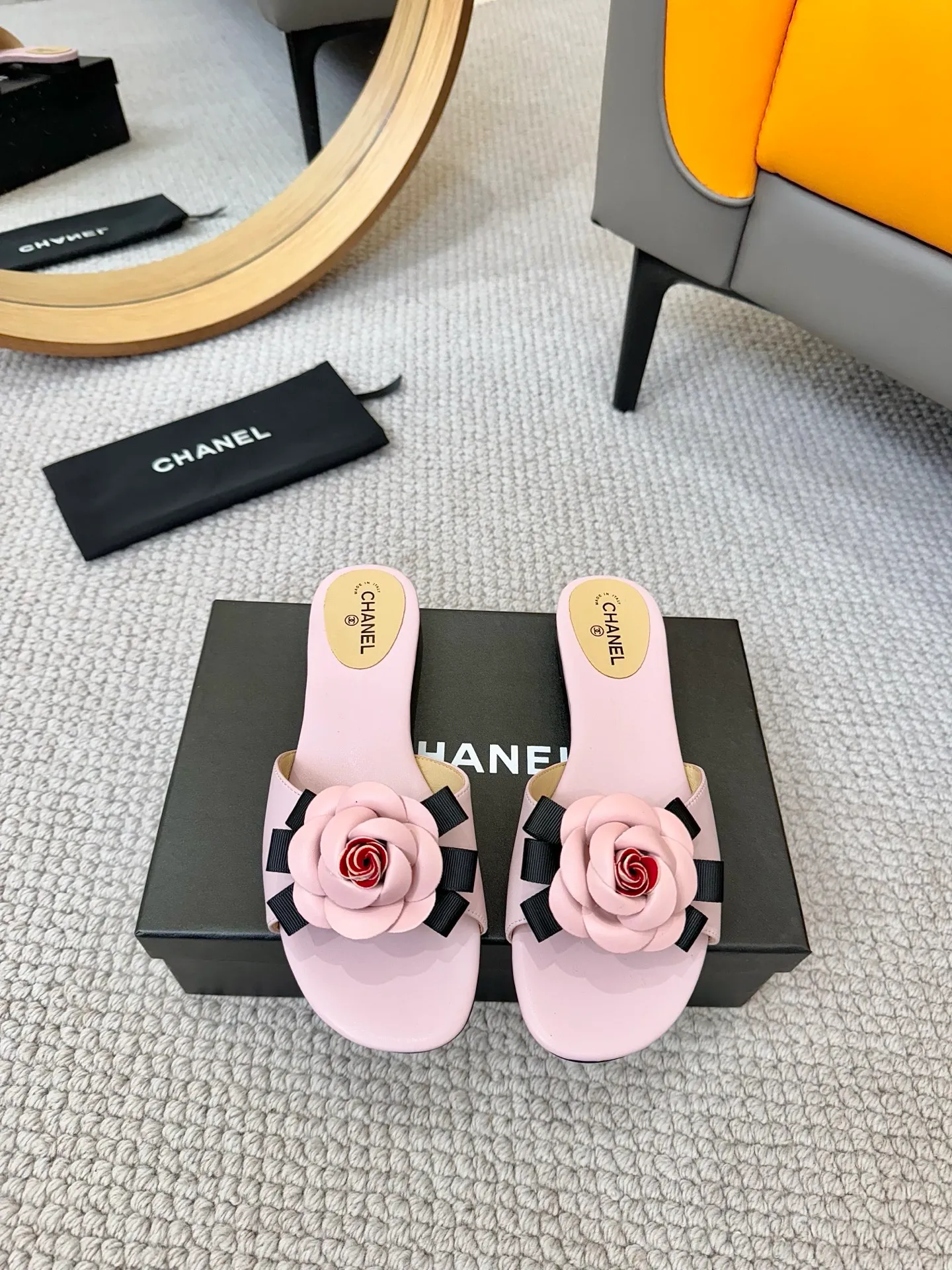 👟👟Ex-factory price 440👟👟 CHANEL Xiaoxiang ss25P new spring and summer thick-soled camellia slippers CHANE*｜Xiaoxiang ss25P new spring and summer thick-soled camellia slippers series! This season’s camellia series is really beautiful😍Grandma Xiang’s family has always been elegant and ladylike, full of high-end looks! It’s very nice on the feet~Whether it’s worn barefoot or paired with skirts or trousers, it’s very versatile! Incomparably beautiful! Especially fairy🧚overwhelmingly girly‼ Number of yards: 35-40 yards